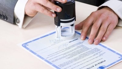 Процесс регистрации существует для объявления государственным органам о той или иной сделке с недвижимостью. Государственная регистрации прав необходима для того, чтобы в государственный реестр были внесены изменения о территориальной принадлежности участка. Владелец участка должен быть точно установлен для взаимодействия с соседями и с владельцами прилегающих территорий.  До 2012 года регистрации подлежала сделка по недвижимому имуществу и право на владение имуществом. С недавнего времени государственной регистрации в едином реестре подлежит только право на владение территорией и недвижимости. Государственная регистрация прав заключается в экспертизе предоставляемых документов, проверке законности всей сделки и во внесении специальных записей в единый государственный реестр. Право собственности на недвижимое имущество или земельный участок появляется с момента занесения соответствующей записи в государственный реестр, отсюда же дата сделки является днем внесения этой записи.  Для сдачи документов стороны заявители могут обратиться в отдел по приему документов государственного органа регистрации права на земельные участки или объекты недвижимости. Подаваемые документы должны быть сформированы в соответствии с российским законодательством. Предоставляемые сведения о расположении земельного участка и сведения, содержащиеся в окончательном проекте сооружения должны соответствовать действительному положению вещей, то есть быть заверенными специальной комиссией.  Для ускорения всей процедуры и гарантии чистоты сделки лучше формировать документацию совместно с квалифицированными специалистами по межеванию земель.